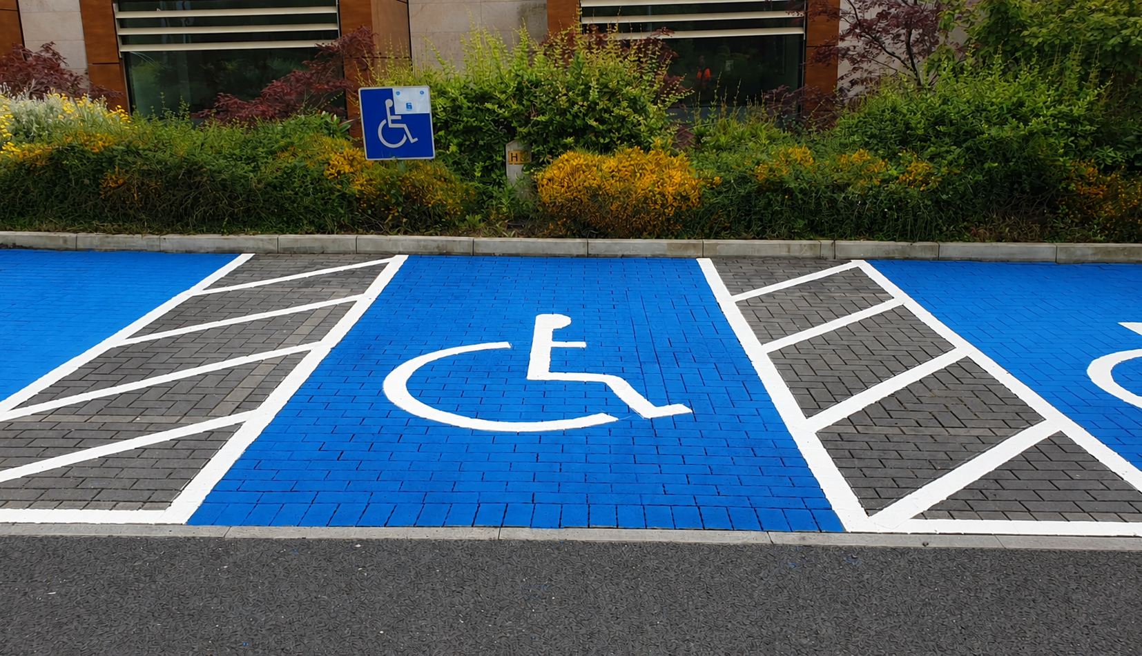 Handicapmarkering på parkeringsplads