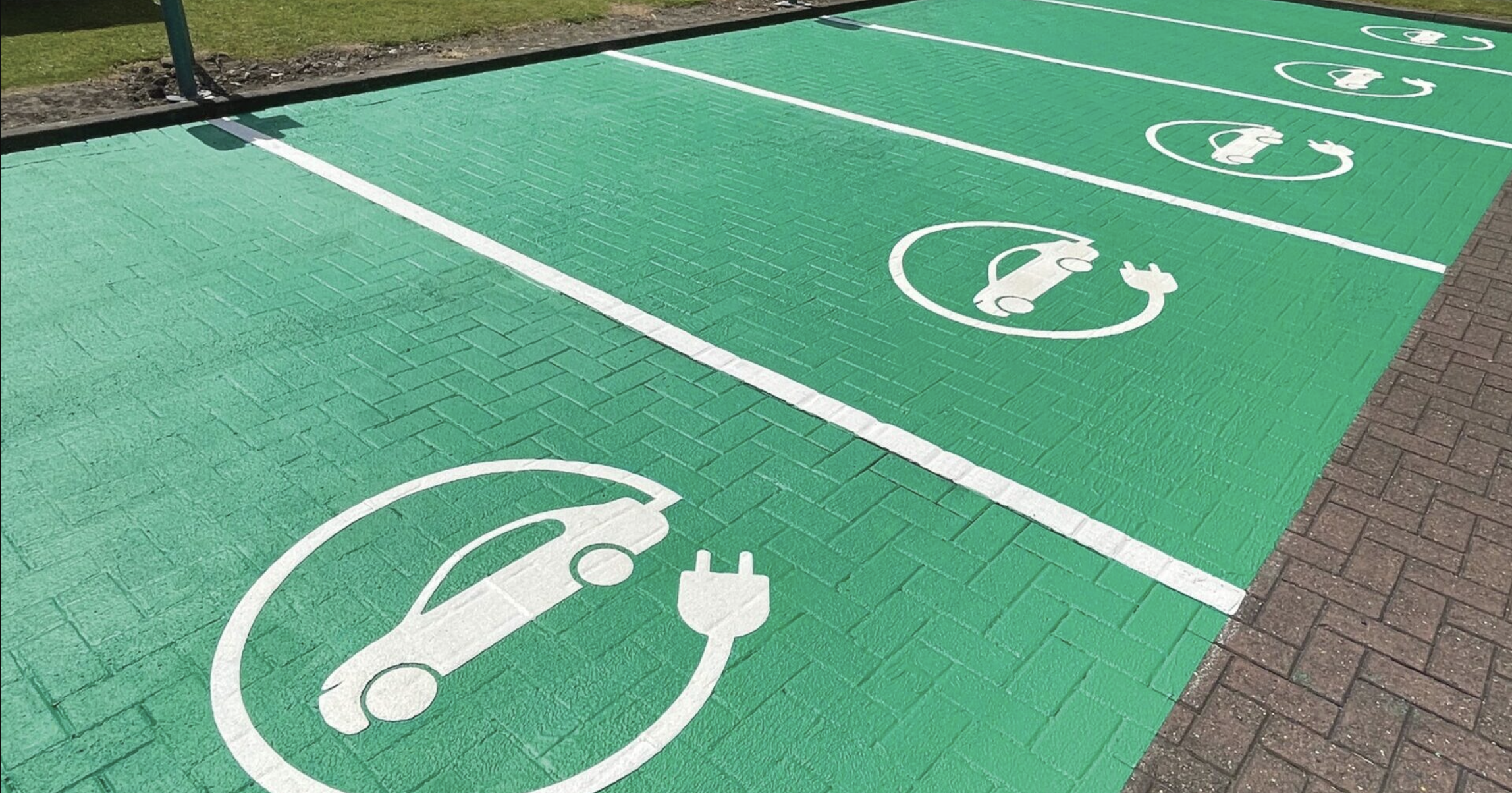 Elbilpladser og ladeområder med markering