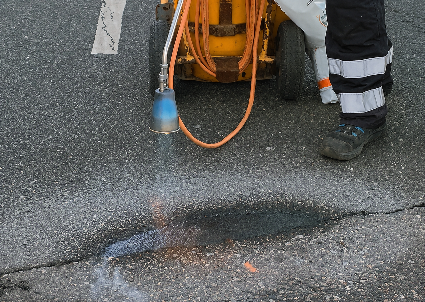 Lokal reparation på parkeringsplads