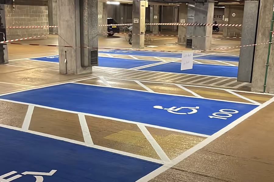 Parkeringsbåse på asfalt